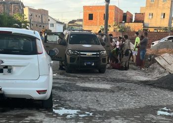 Família é feita refém e policial é esfaqueado após casa ser invadida em Santo Antônio de Jesus
