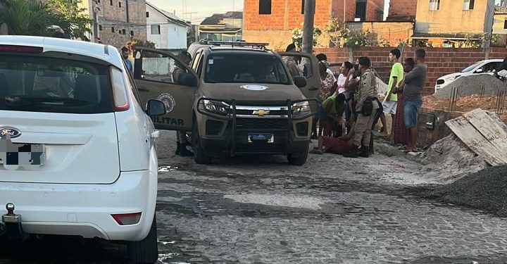 Família é feita refém e policial é esfaqueado após casa ser invadida em Santo Antônio de Jesus
