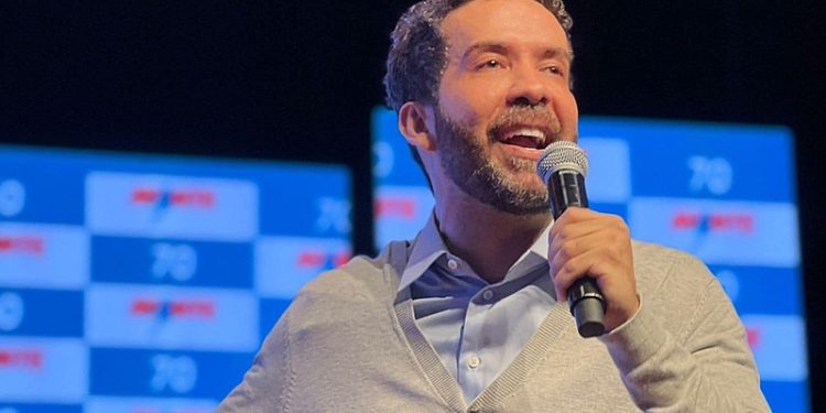 Rachadinha do Janones: em áudio, deputado federal cobra salário de assessores