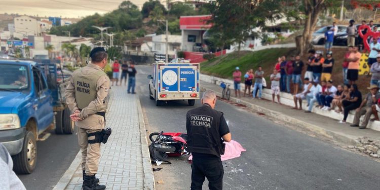 Jovem de 25 anos morre após colisão entre moto e caminhão na chegada de Jaguaquara