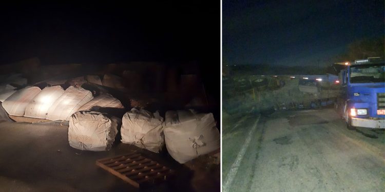 Carreta carregada de material reciclável tomba e interdita BA-250 entre Lajedo e Maracás