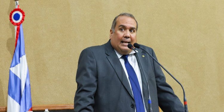 Deputado apresenta emenda que estende isenção de IPVA a taxistas e motoristas de aplicativo
