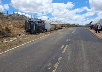 Veículo carregado de álcool tomba, deixando uma vítima com lesões leves na BA-026