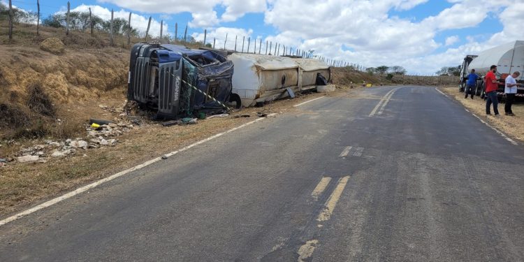 Veículo carregado de álcool tomba, deixando uma vítima com lesões leves na BA-026