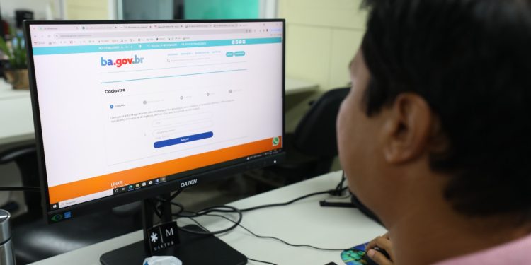 Matrícula on-line 2024 na rede estadual de ensino requer cadastramento prévio em plataforma do governo