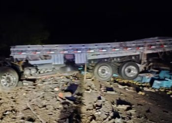 Batida entre caminhão e ônibus de turismo deixa 25 pessoas mortas e 5 feridas no norte da Bahia
