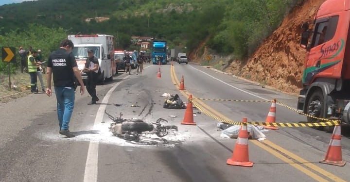 Colisão seguida de incêndio deixa uma vítima fatal na BR-116, trecho de Manoel Vitorino