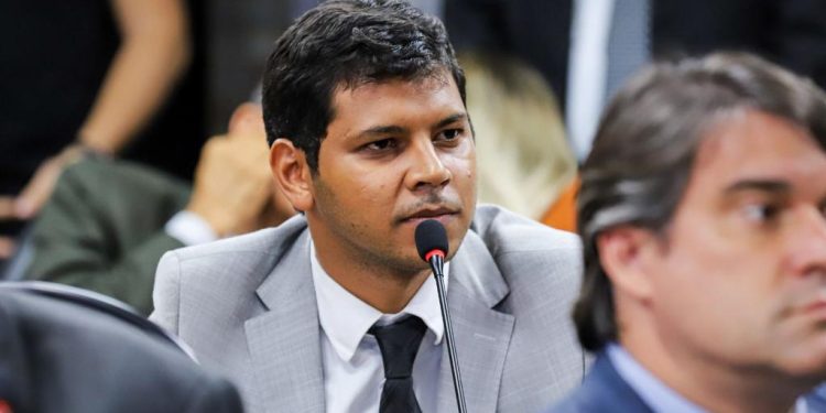 Diego Castro lamenta morte de PM, reforça seu projeto para blindagem de viaturas e exalta: ‘Câmeras não são prioridade’
