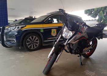 Dentro do bagageiro de ônibus, PRF recupera moto furtada