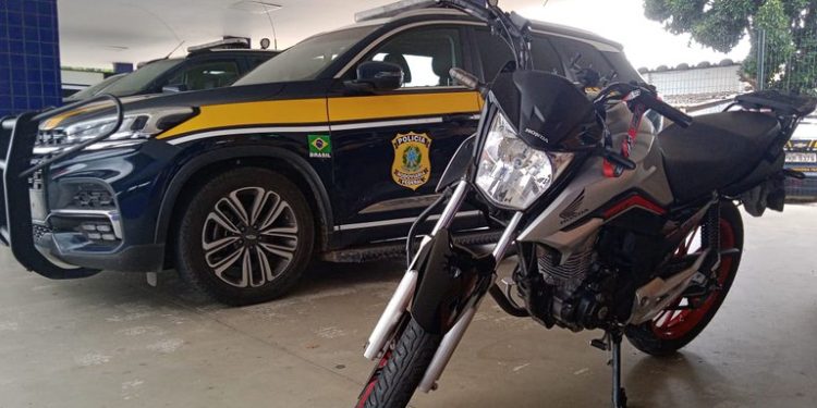 Dentro do bagageiro de ônibus, PRF recupera moto furtada