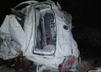 Pai, mãe e três filhos oriundos de Jequié morrem em batida entre carro e carreta na BR-116, trecho de Milagres