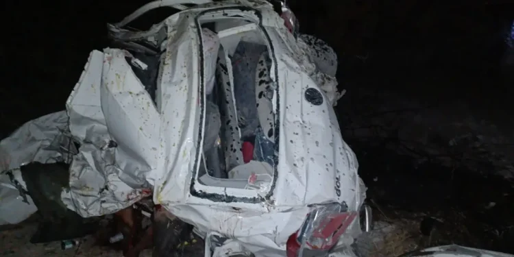 Pai, mãe e três filhos oriundos de Jequié morrem em batida entre carro e carreta na BR-116, trecho de Milagres