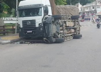 Viatura da Polícia Militar capota durante perseguição a motociclista em Mutuípe