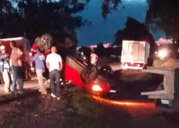Veículo capota após colidir com outro carro na BA-250, trecho do Entroncamento de Jaguaquara