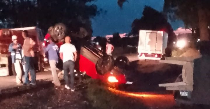Veículo capota após colidir com outro carro na BA-250, trecho do Entroncamento de Jaguaquara
