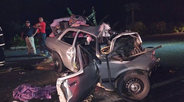Acidente entre ônibus e carro de passeio deixa um morto e três feridos na BR-101 no sul da Bahia