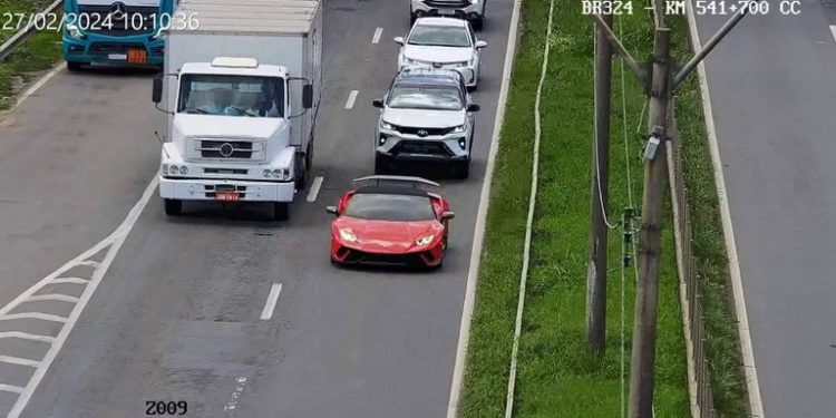 Lamborghini é interceptada pela PRF após passar em 2 praças de pedágio na BR 324 sem pagar a tarifa
