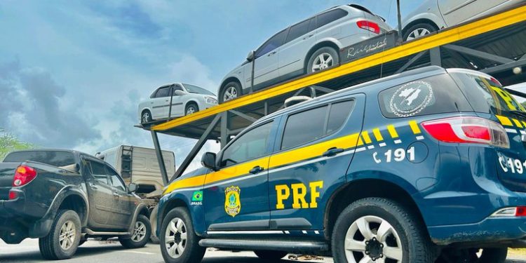 Jequié: PRF recupera caminhonete furtada que era transportada em caminhão “cegonha”