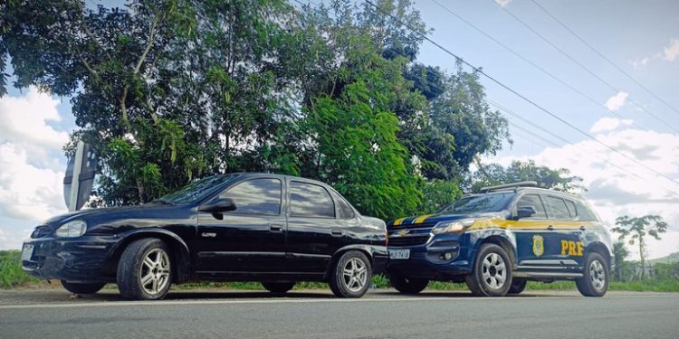 PRF recupera veículo roubado há mais de uma década em Jitaúna