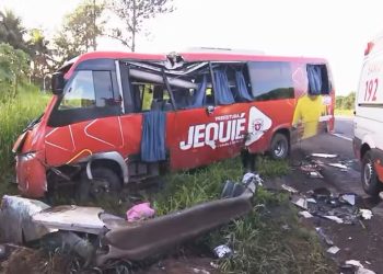 Acidente com micro-ônibus que transportava pacientes de Jequié deixa 11 feridos na BR-324
