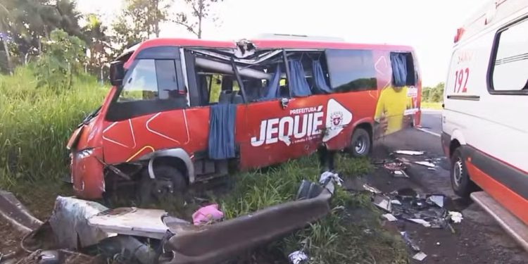 Acidente com micro-ônibus que transportava pacientes de Jequié deixa 11 feridos na BR-324