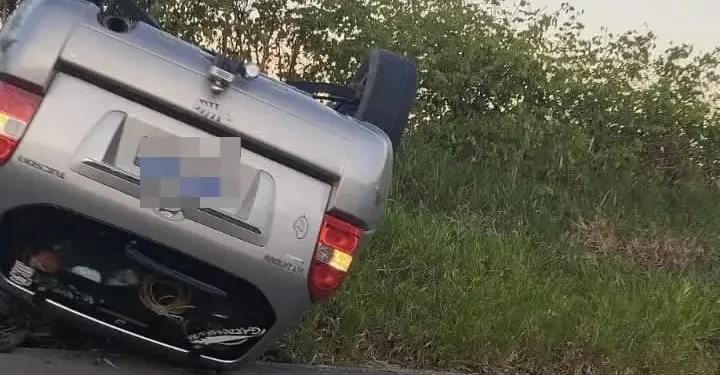 Motorista fica ferido após carro capotar na BA-540, saída de Amargosa para Mutuípe
