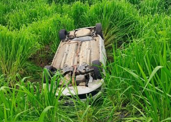 Carro capota na BA-650 e três ficam feridos na Curva do Soldado, próximo a Ibirataia