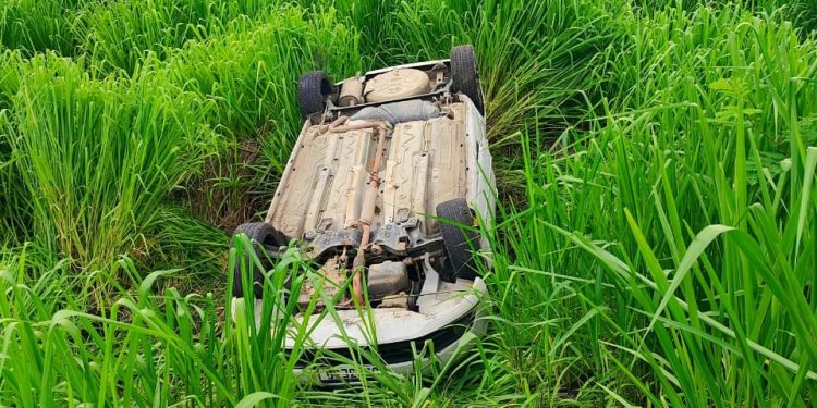 Carro capota na BA-650 e três ficam feridos na Curva do Soldado, próximo a Ibirataia