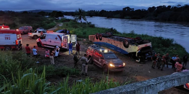 Ônibus capota próximo ao Rio Pardo e deixa cinco mortos na BA 270, entre Itapetininga a Potiraguá