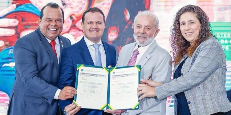 Prefeito de Amargosa participa de lançamento de programa que vai destinar imóveis sem uso da União