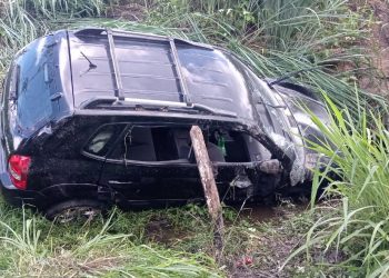Mulher de 63 anos morre e 4 ficam feridos após carro capotar na BA-650, em Itagibá
