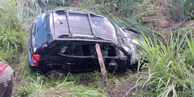 Mulher de 63 anos morre e 4 ficam feridos após carro capotar na BA-650, em Itagibá