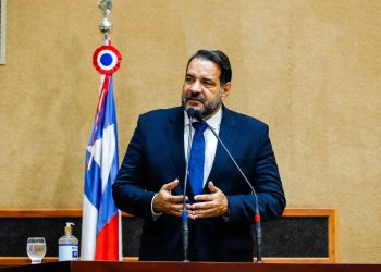 Líder da oposição na Assembleia Legislativa diz que “Jerônimo joga contra a Educação”