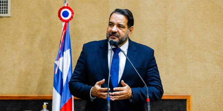Líder da oposição na Assembleia Legislativa diz que “Jerônimo joga contra a Educação”