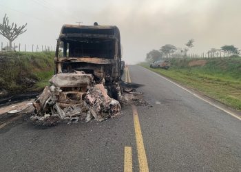Carreta carregada de cimento pega fogo em cabine na BA-026, próximo ao distrito de  Itaípe, em Nova Itarana