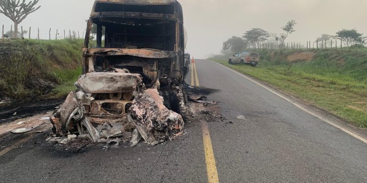 Carreta carregada de cimento pega fogo em cabine na BA-026, próximo ao distrito de Itaípe, em Nova Itarana