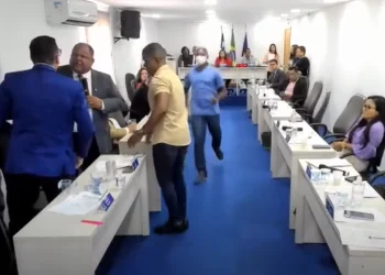 Confusão: Vereadores saem no tapa durante sessão na Câmara Municipal de em Lauro de Freitas