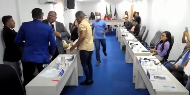 Confusão: Vereadores saem no tapa durante sessão na Câmara Municipal de em Lauro de Freitas