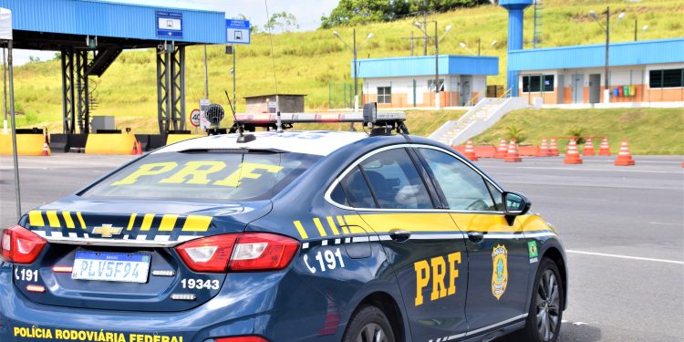 Motociclista bêbado foge de abordagem, faz ultrapassagem proibida e acaba preso na BR 116