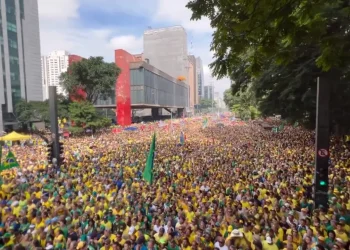 Manifestantes lotam Avenida Paulista em ato de apoio a Jair Bolsonaro; Governo de SP estima mais de 600 mil pessoas