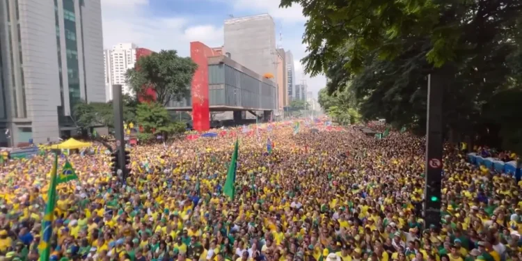 Manifestantes lotam Avenida Paulista em ato de apoio a Jair Bolsonaro; Governo de SP estima mais de 600 mil pessoas