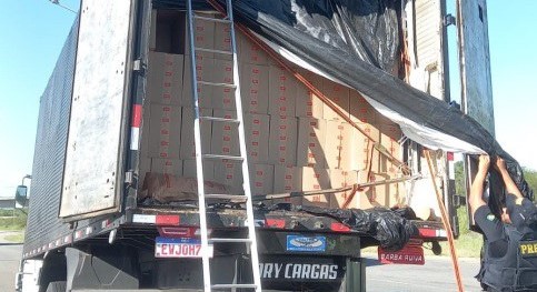 PRF apreende carga de 350 mil maços de cigarros sem documentação fiscal em Jequié