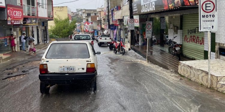 Chuvas intensas marcam início da semana em Jaguaquara; Previsão é de pouca chuva para os próximos dias