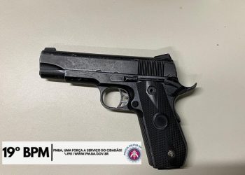 Polícia Militar apreende menor com simulacro de arma de fogo em escola de Jaguaquara