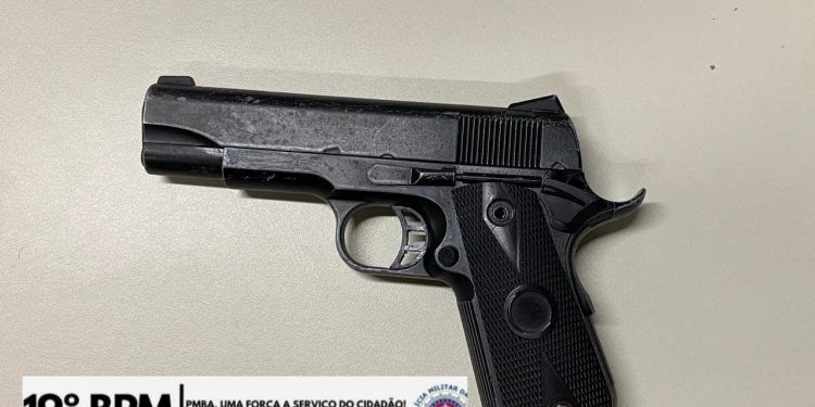 Polícia Militar apreende menor com simulacro de arma de fogo em escola de Jaguaquara