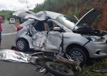 Batida entre carro e moto deixa um morto e outro ferido na BA-120, em Ibirataia