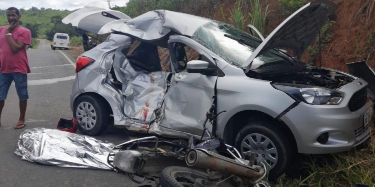 Batida entre carro e moto deixa um morto e outro ferido na BA-120, em Ibirataia