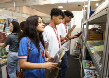 Distribuição de vales-livro fomenta a leitura entre estudantes e professores que visitam a Bienal do Livro Bahia 2024