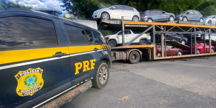 PRF recupera veículo com registro de roubo em Vitória da Conquista