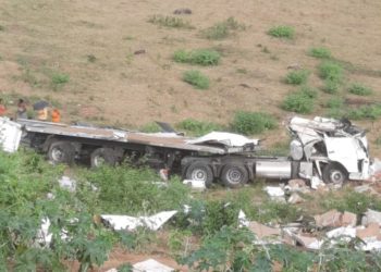 Carreta carregada com carne tomba na BR-420 no trecho de Ubaíra, deixando motorista preso às ferragens